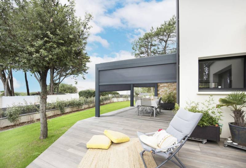 Pergola bioclimatique anthracite 6x4m avec lames rotatives et éclairage LED dans le Var
