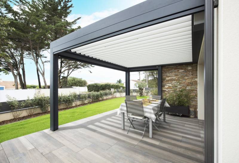 Pergola bioclimatique anthracite 6x4m avec lames rotatives et éclairage LED dans le Var