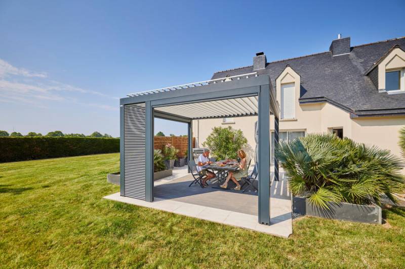 Vente et pose de pergola bioclimatik à Puget sur Argens dans le Var pour un coin repas à l'abri du soleil