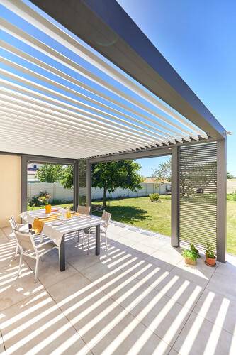 Pergola bioclimatique moderne installée à Toulon avec lames orientables et capteurs intelligents.