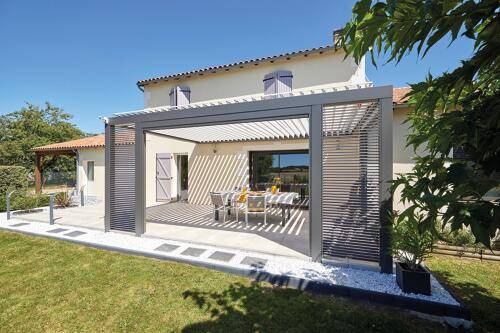 Vue extérieure d’une maison équipée d’une pergola bioclimatique à Toulon.