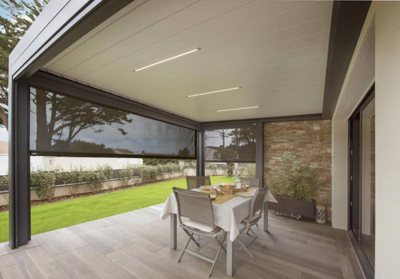 Éclairage LED intégré dans une pergola bioclimatique du Var