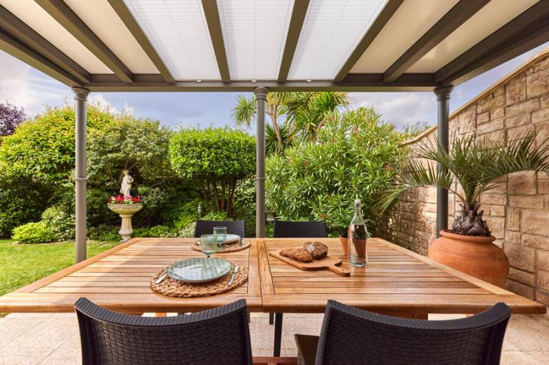 Jardin avec pergola Luminov colonne rétro moderne à proximité du Var, offrant une protection contre la pluie et le soleil