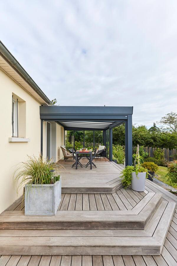 Pergola vitrée gris anthracite avec parois coulissantes, un espace d'exception à Toulon