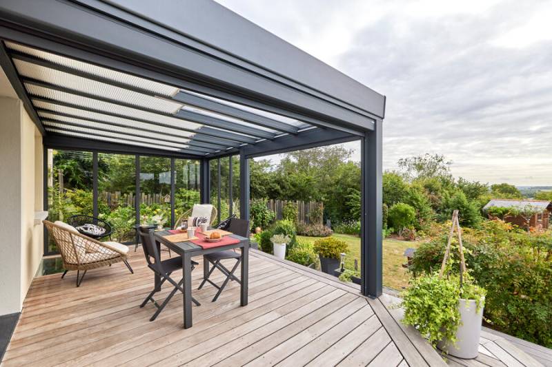 Pergola vitrée gris anthracite avec parois coulissantes, un espace d'exception à Toulon