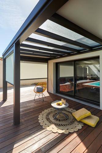 Aménagement d’une pergola double avec stores plissés et toit en verre à Aix-en-Provence