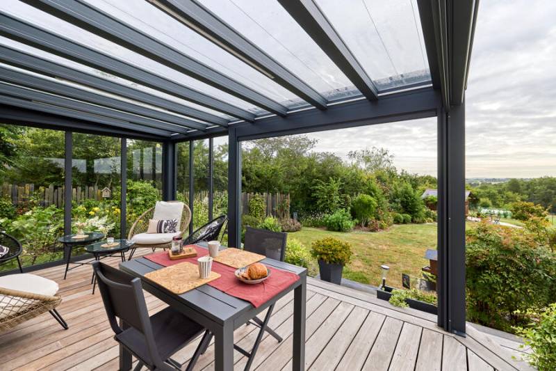 Pergola vitrée gris anthracite avec parois coulissantes, un espace d'exception à Toulon