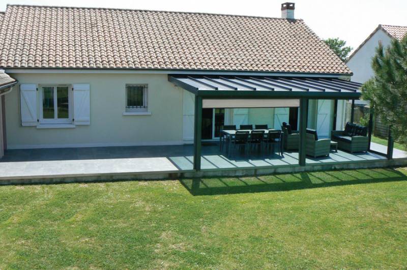 Pose d'une pergola gris anthracites sur mesure  à Aix-en-Provence pour un espace extérieur unique