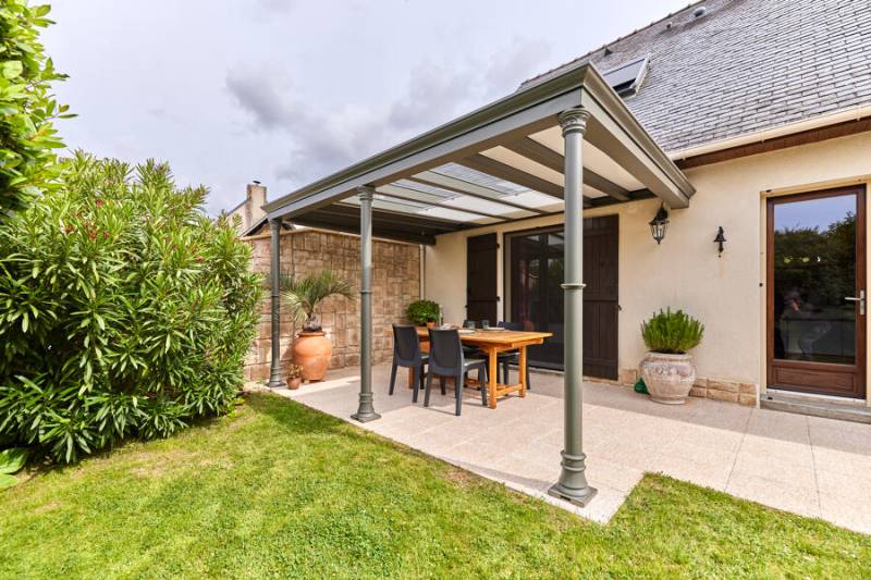 Pergola Luminov colonne rétro avec lames orientables dans un jardin près du Var