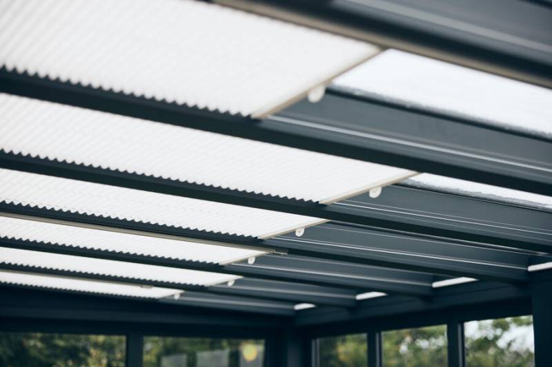 Pergola vitrée gris anthracite avec parois coulissantes, un espace d'exception à Toulon