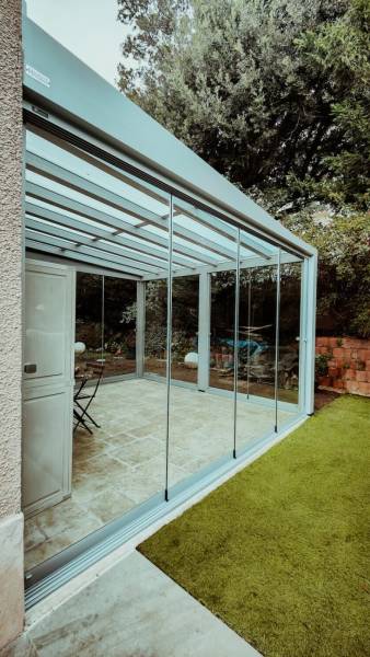 Pergola Luminov avec paroi vitrée sur mesure pour nos clients à Marseille