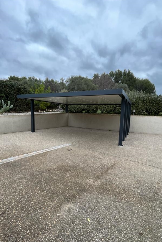 Création d'un Carport sur-mesure en aluminium anthracite près de Marseille