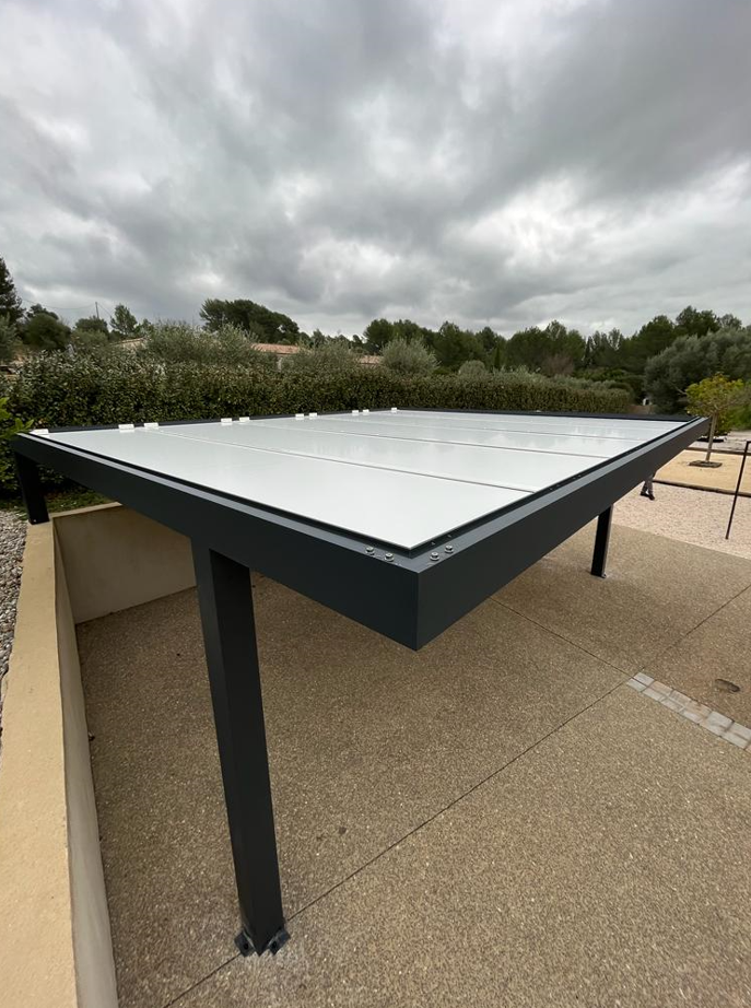 Création d'un Carport sur-mesure en aluminium anthracite près de Marseille