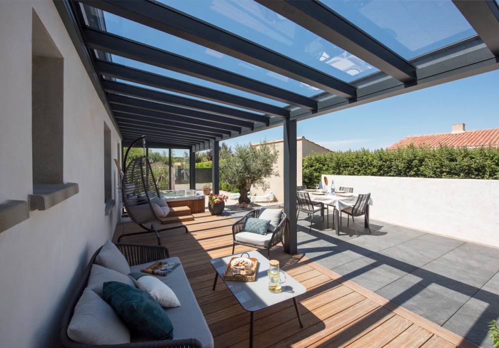 Pergola étanche et vitrée modèle  luminov qui permet d'aménager la terrasse à Six Fours les Plages dans le Var
