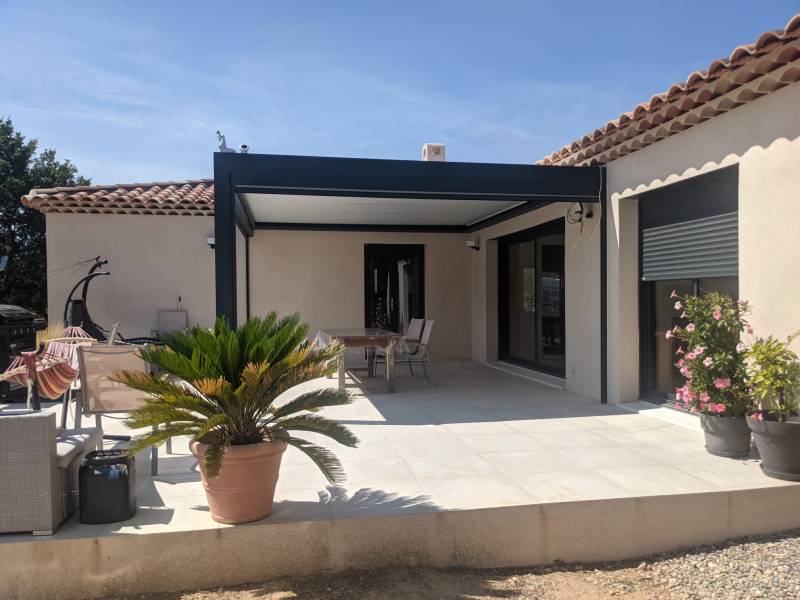 Pergola bioclimatique aluminium gris anthracite à Vitrolles près de Marseille