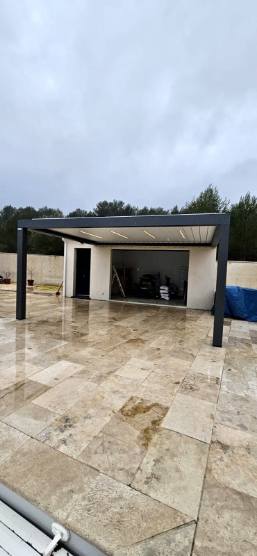 Pergola bioclimatik adossée pour profiter pleinement de sa terrasse à ROCBARON dans le 83