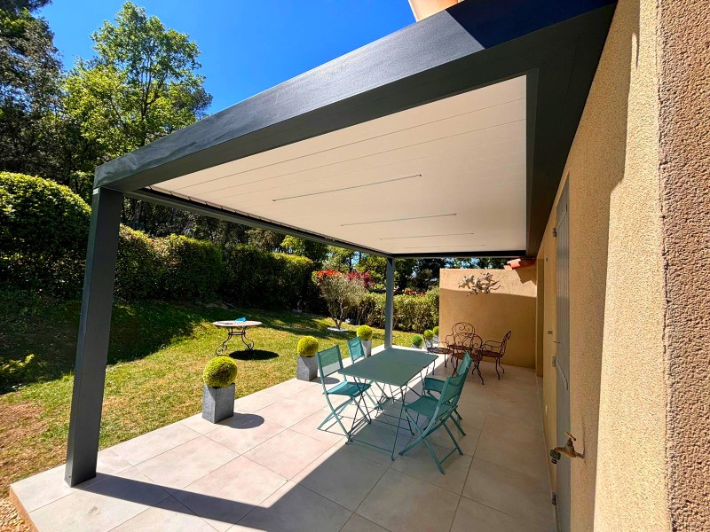 Installation d'une pergola bioclimatique à Bouc-Bel-Air : de 3,2m x 6m dotée d'un système de lames orientables Ral gris anthracite et éclairage intégré