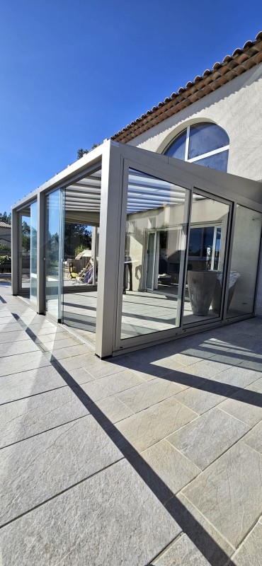 Conception d’un abri de terrasse avec store de toiture à LA CRAU