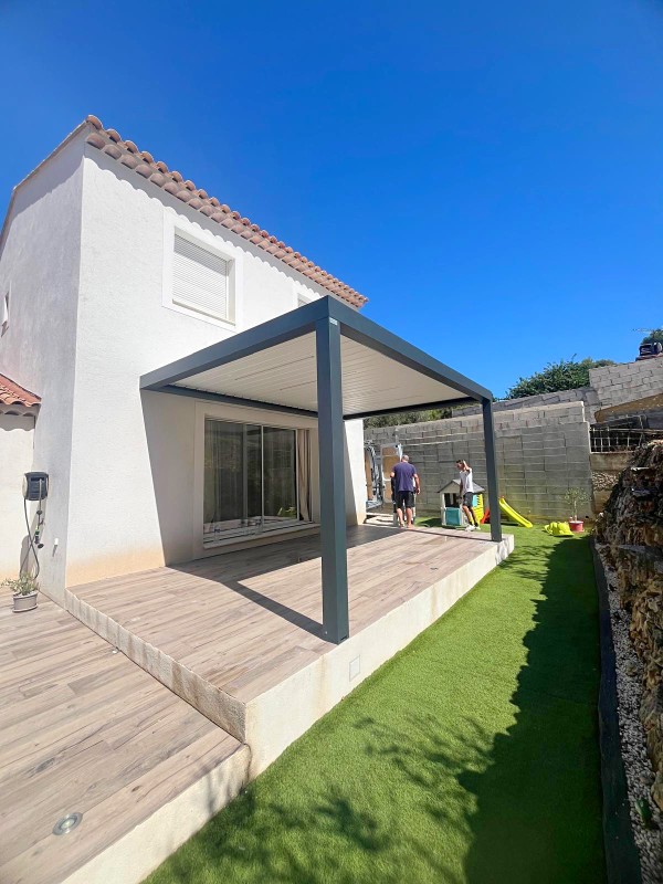 Pergola Bioclimatik gris Anthracite de 17,68 m² rétroéclairée avec bandeaux LED à GEMENOS