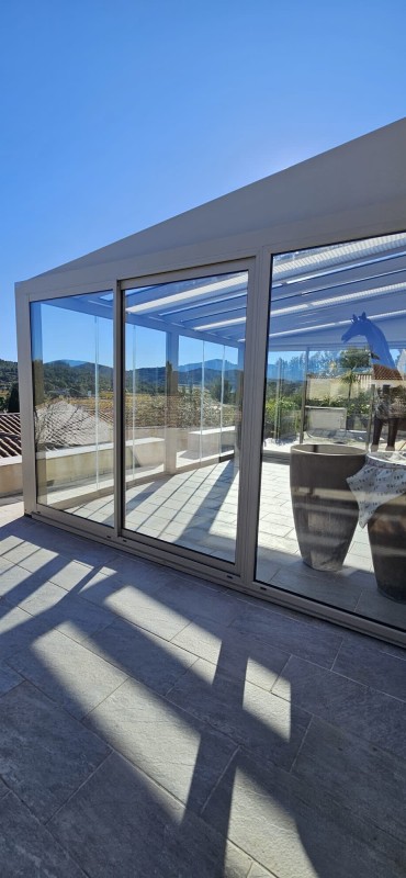 Conception d’un abri de terrasse avec store de toiture à LA CRAU