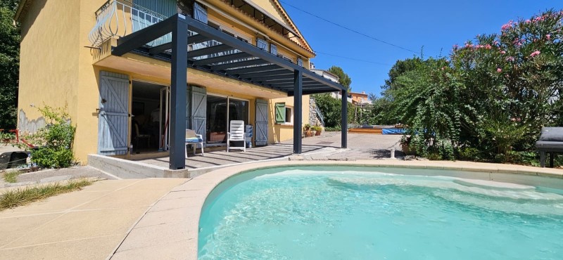 Pose d'une pergola luminov avec 3 poteaux de 39 m² avec 11 stores de toiture plissée à Peymeinade