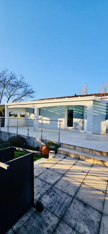Installation d'une élégante pergola en toiture  en verre sur mesure à Marseille