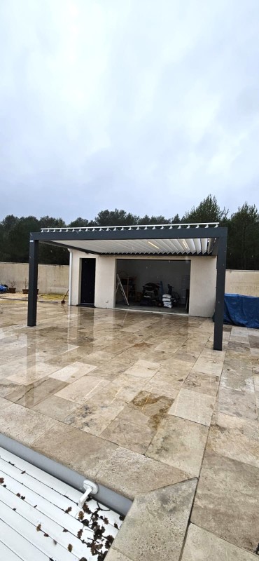 Pergola bioclimatik adossée pour profiter pleinement de sa terrasse à ROCBARON dans le 83