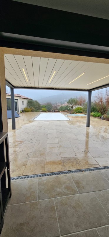 Pergola bioclimatik adossée pour profiter pleinement de sa terrasse à ROCBARON dans le 83
