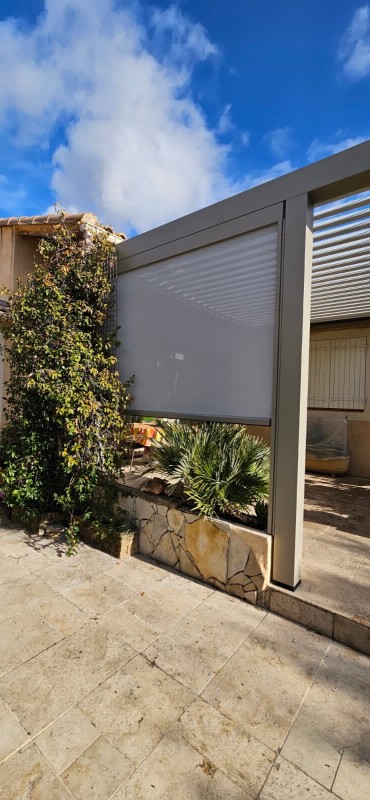 Pergola bioclimatique de dimension 4x3 adossée en aluminium au Pennes-Mirabeau