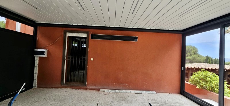 Conception d'une Pergola Bioclimatik Fermée de 25 m² de couleur YL316F Gris Anthracite à Sanary sur Mer