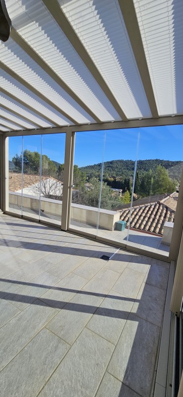 Conception d’un abri de terrasse avec store de toiture à LA CRAU