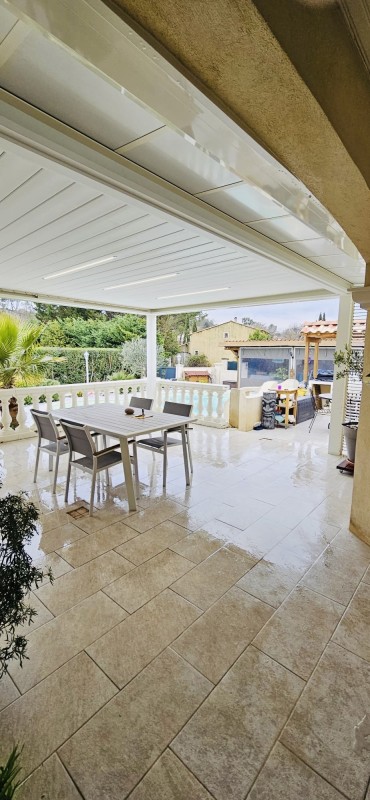 Pose d’une pergola bioclimatique en aluminium de 4 par 5 mètres pour transformer durablement votre espace extérieur à ROCBARON