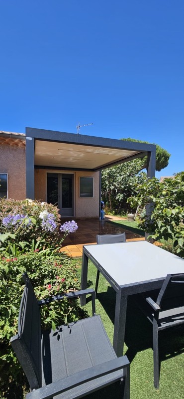 Conception d'une pergola bioclimatique de 8 m2 de Couleurs Gris Anthracite YL316F avec lame blanche à La LONDE LES MAURES dans le 83