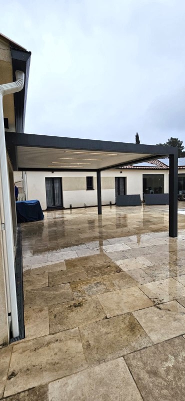Pergola bioclimatik adossée pour profiter pleinement de sa terrasse à ROCBARON dans le 83