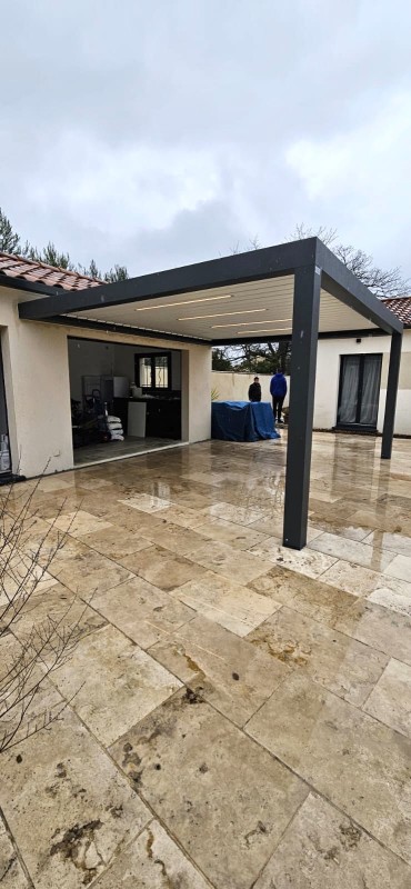 Pergola bioclimatik adossée pour profiter pleinement de sa terrasse à ROCBARON dans le 83