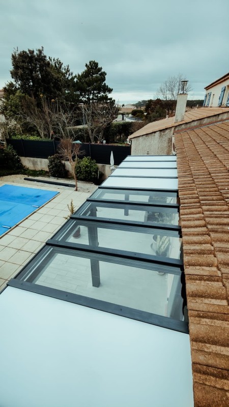 Vue en hauteur d’un jardin aménagé avec une Pergola moderne à Aix-en-Provence
