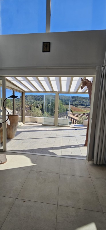 Conception d’un abri de terrasse avec store de toiture à LA CRAU