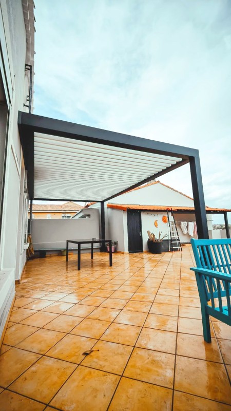 Installation d'une pergola bioclimatique toit plat 6044X3500 avec 4 Bandeaux LEDS Anthracite à Martigues