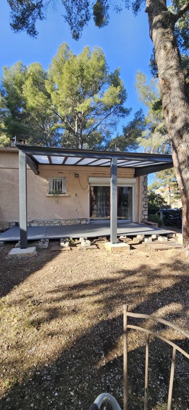 Pourquoi choisir une pergola Luminov avec toiture en verre  pour votre extérieur à Saint-Mandrier-sur-Mer ?