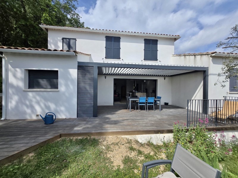 Installez une pergola 6x3 haut de gamme avec bandeaux LED à LA FARLEDE pour un confort extérieur sur mesure toute l’année