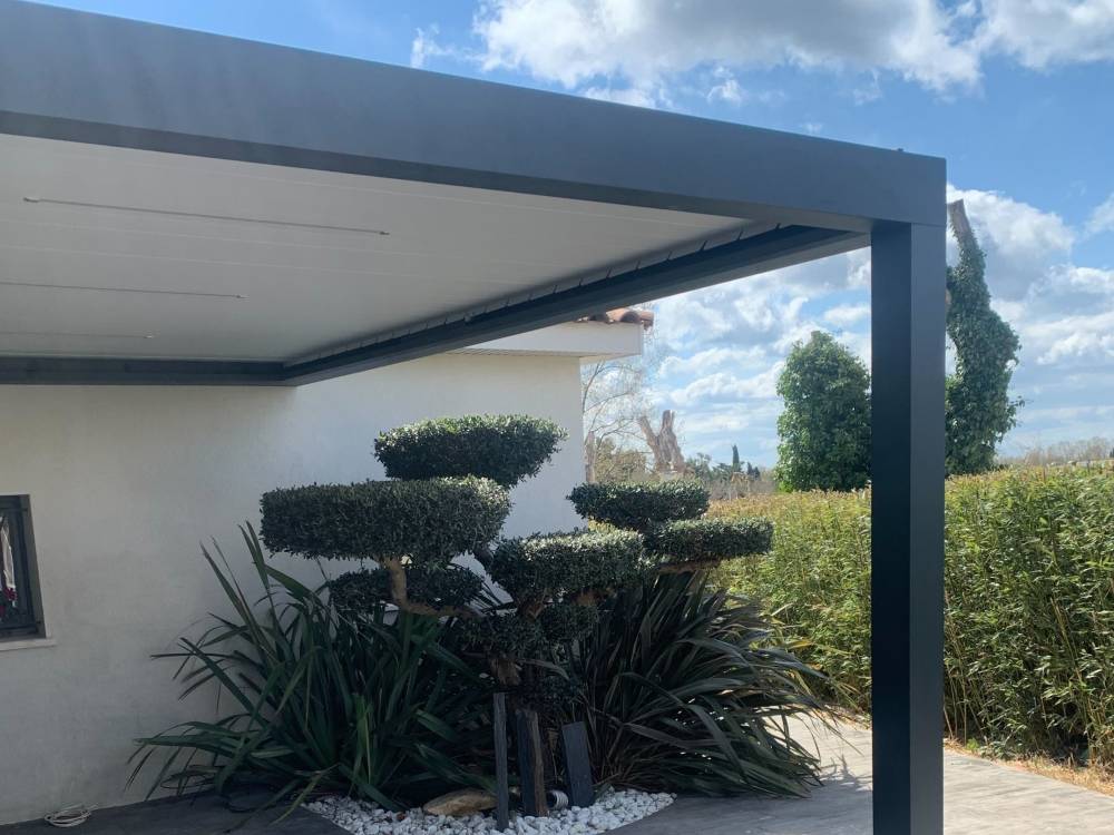 Pergola bioclimatique design en aluminium avec lames modulables à Hyères près de Toulon
