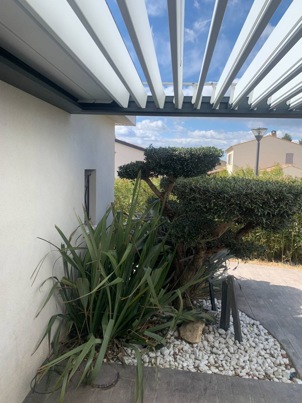 Pergola bioclimatique design en aluminium avec lames modulables à Hyères près de Toulon