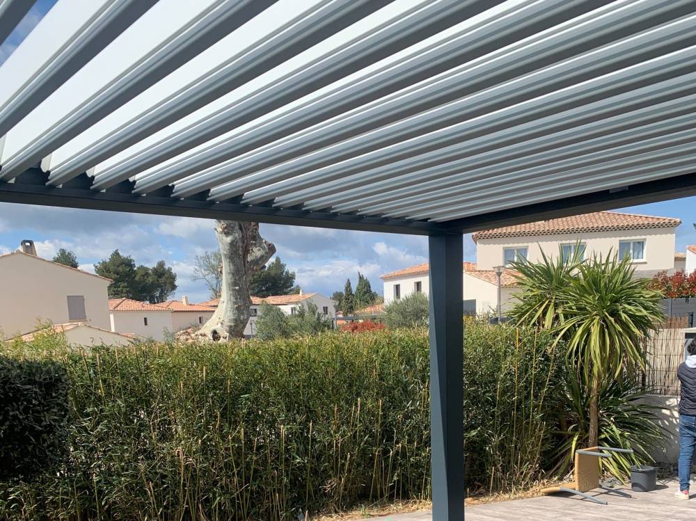 Pergola bioclimatique design en aluminium avec lames modulables à Hyères près de Toulon