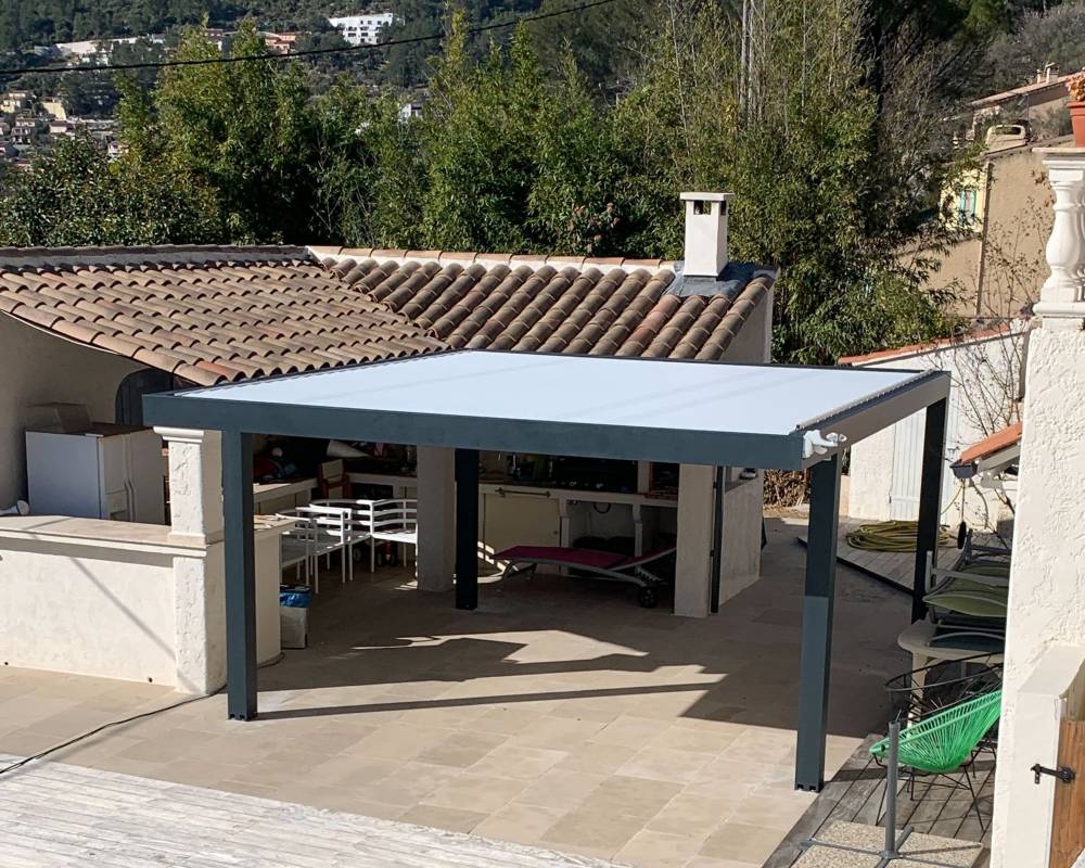Pergola bioclimatique au bord d'une piscine à Toulon dans le Var