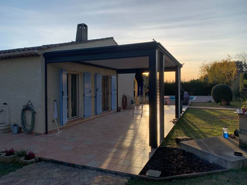 Pergola bioclimatique sur terrasse ensoleillée à Cabriès près de Marseille