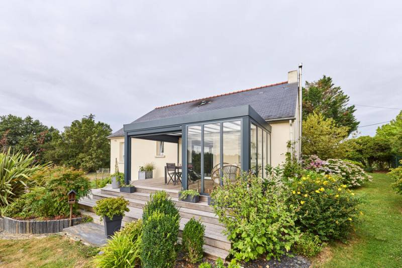 Pergola vitrée gris anthracite avec parois coulissantes, un espace d'exception à Toulon