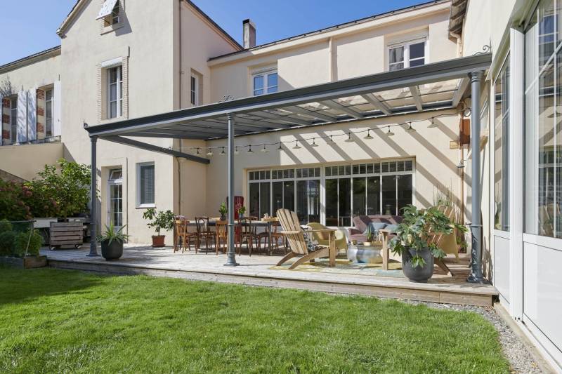 Installation de pergola vitrée pour la terrasse d'une villa à Marseille dans les Bouches du Rhône