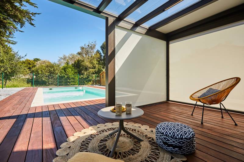Pergola vitrée sur-mesure avec stores micro perforés de couleur marron à Carry-le-Rouet sur la Côte bleue