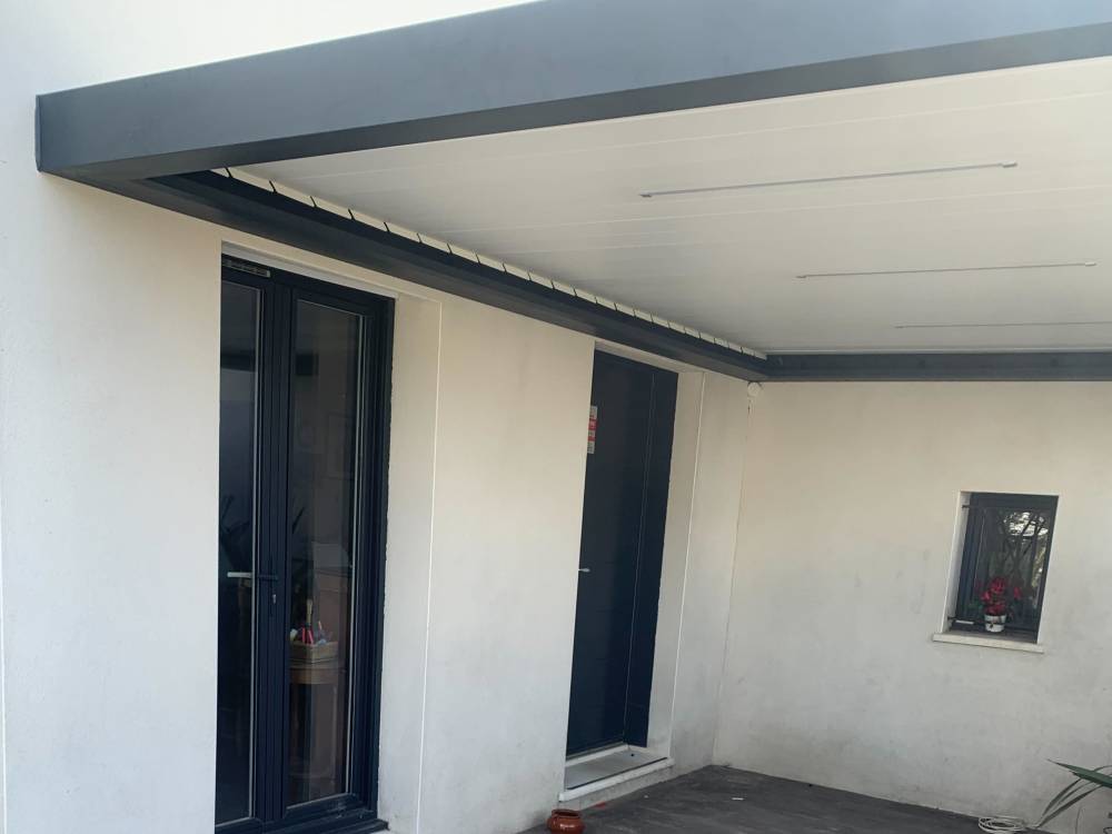 Pergola bioclimatique design en aluminium avec lames modulables à Hyères près de Toulon