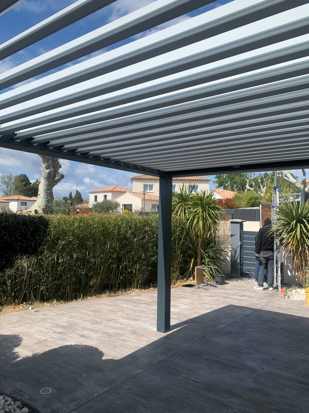 Pergola bioclimatique design en aluminium avec lames modulables à Hyères près de Toulon